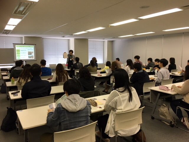 位在東京山手線上的日暮里站的赤門會日本語學校，是一間大規模的專業日語教學機構，學生人數高達1000人，學校提供的多元授課內容。